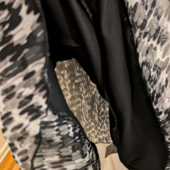 Avenue black & white brush stroke, layered, sleeveless blouse, size 26/28 - Picture 6 of 12